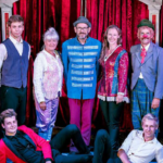 En gruppe artister poserer til et billede ved Cirkus Krone, et Cirkus med hjertet arrangement.